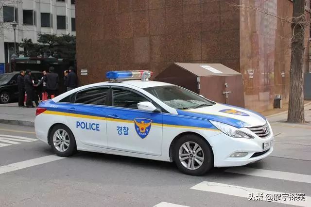 日本警车的涂装 韩国 韩国警车的涂装以白色为底,蓝色和黄色条纹装饰