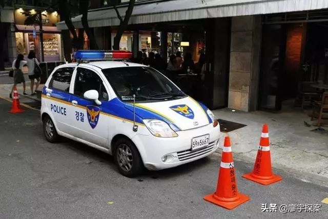 日本警车的涂装 韩国 韩国警车的涂装以白色为底,蓝色和黄色条纹装饰