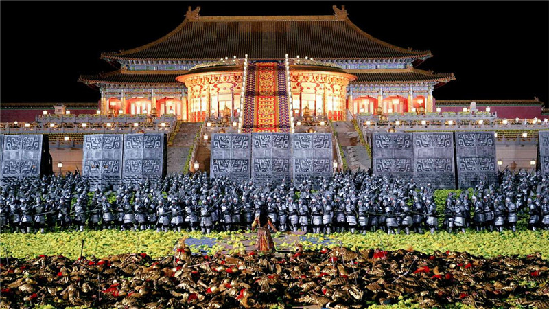 张艺谋的《满城尽带黄金甲》,所有人都放下了自己的看家本领,拍摄了