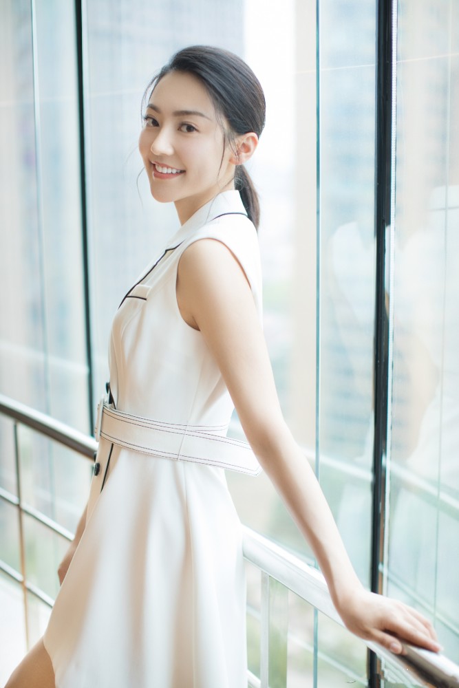 一组女神黄梦莹:现代装的"素锦娘娘"颜值爆棚,时尚感