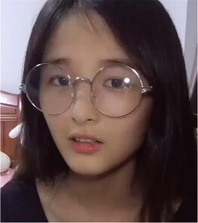 小姐姐戴眼镜不自信,被人叫做眼镜妹,当她摘下眼镜后你心动了?