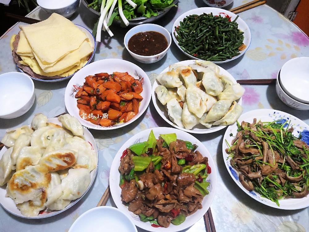 夏季农村晚餐,四菜配饺子,荤素搭配,人多吃饭香