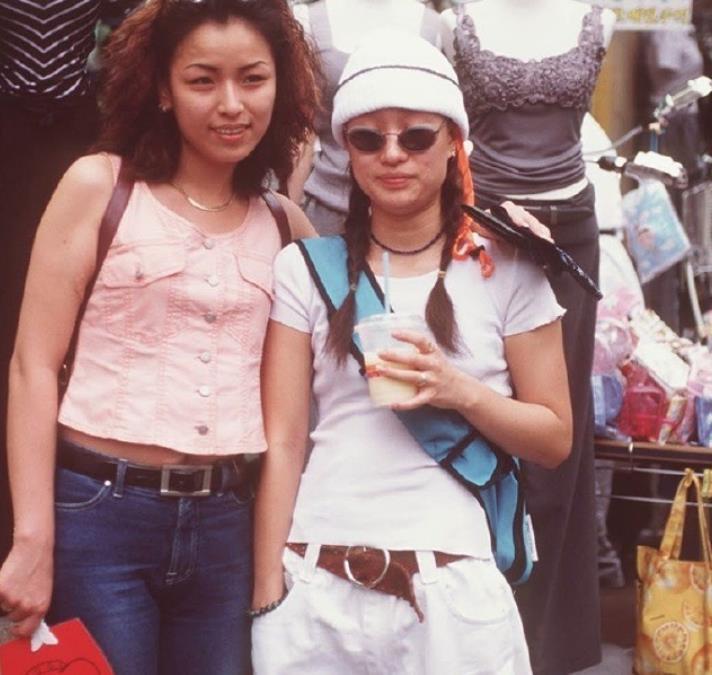 罕见老照片:上世纪90年代的韩国首尔街头,流行总是在