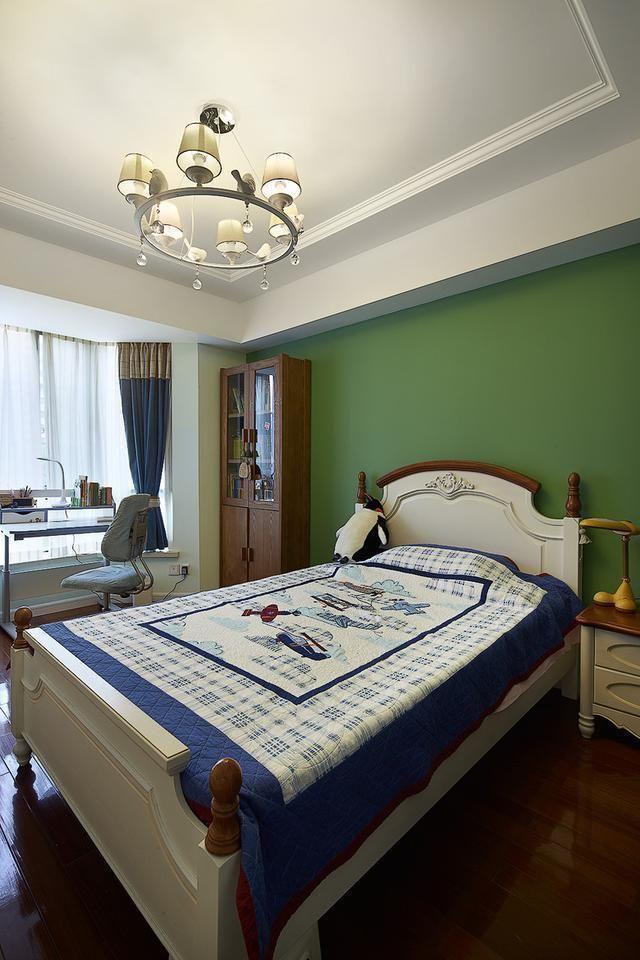 男孩房,床头背景墙用绿色涂料粉刷,搭配色调清新的床具和床品,显得