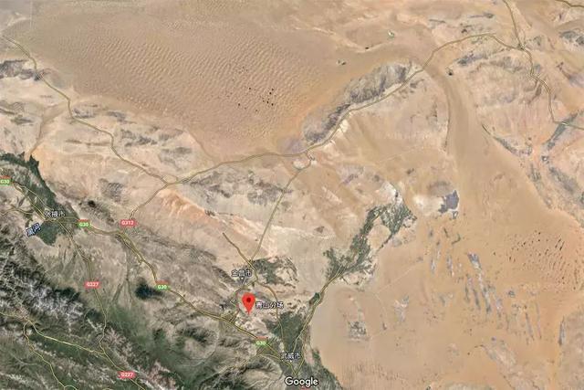 卫星视角中的青山农场,中国四大沙漠中的两个均距此不远.