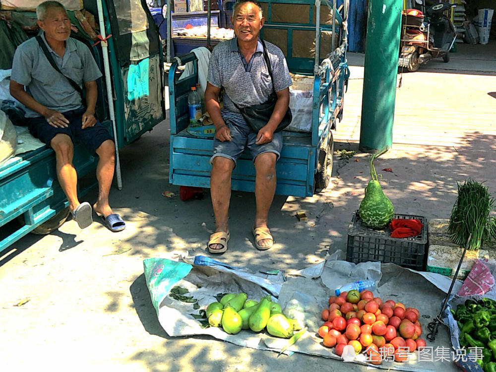 实拍豫南路边菜地摊,菜价普遍一元以下,卖菜老人烈日