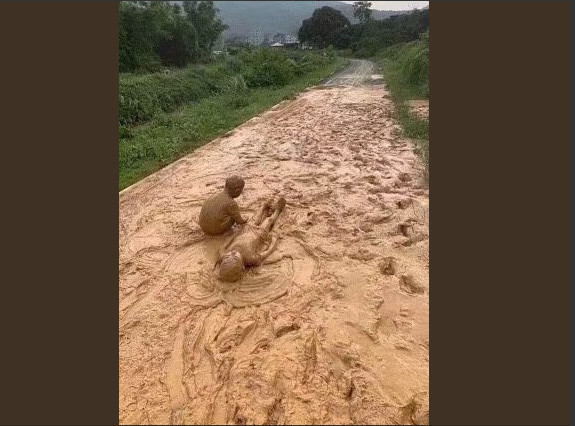 两个小朋友乡间路上玩泥巴弄得全身"金黄" 萌翻网友