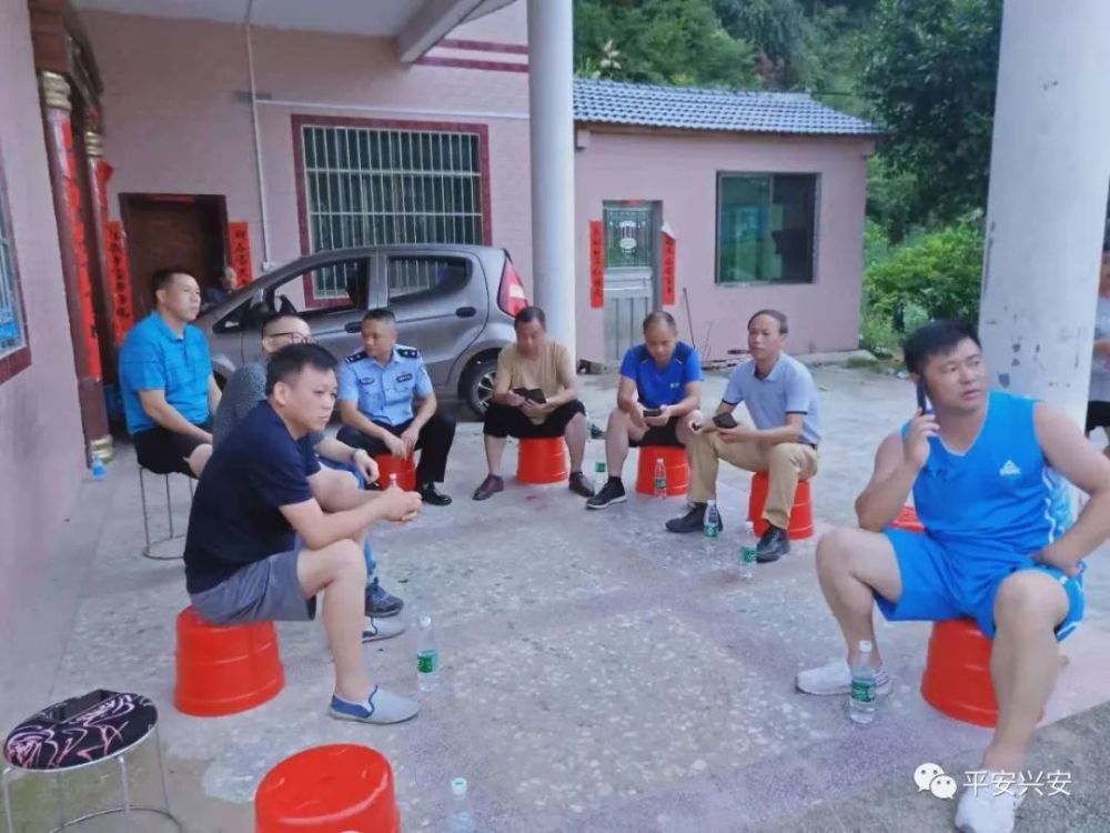 兴安警方也加强了对县城各受灾地区的灾后巡逻.