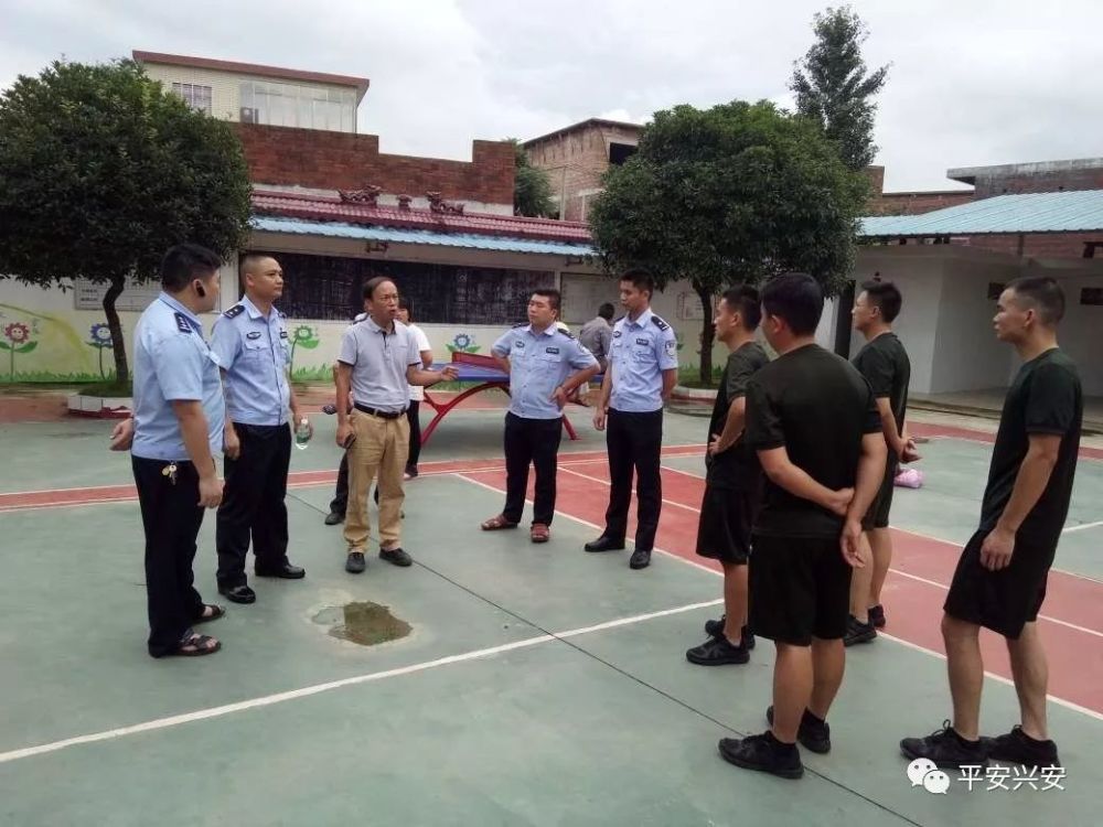 兴安警方也加强了对县城各受灾地区的灾后巡逻.