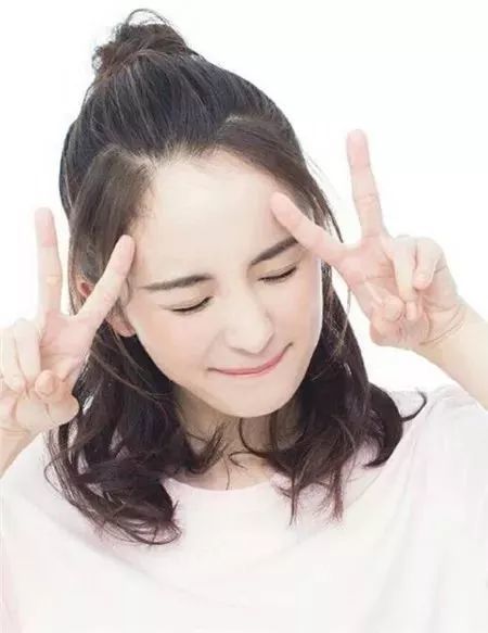 2019短发流行发型当下流行的发型到锁骨的短发烫发发型图片
