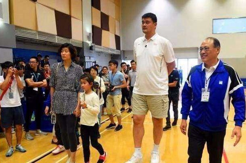嫁给体重400斤的姚明是何感受?