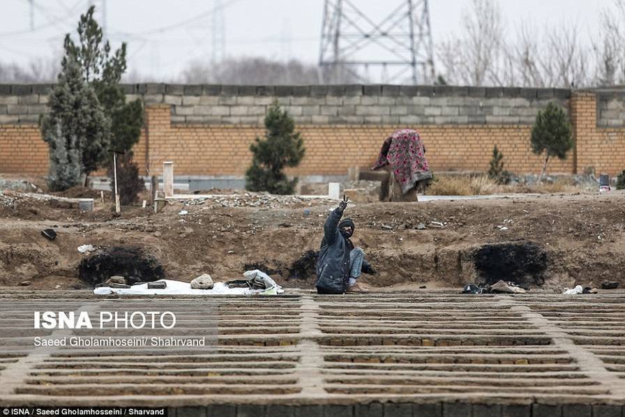 伊朗流浪汉住郊外墓穴 照片传出后震惊总统(组图)