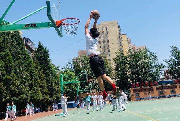 《篮板青春》少年身体素质不行?1米84玩胯下暴扣 要不