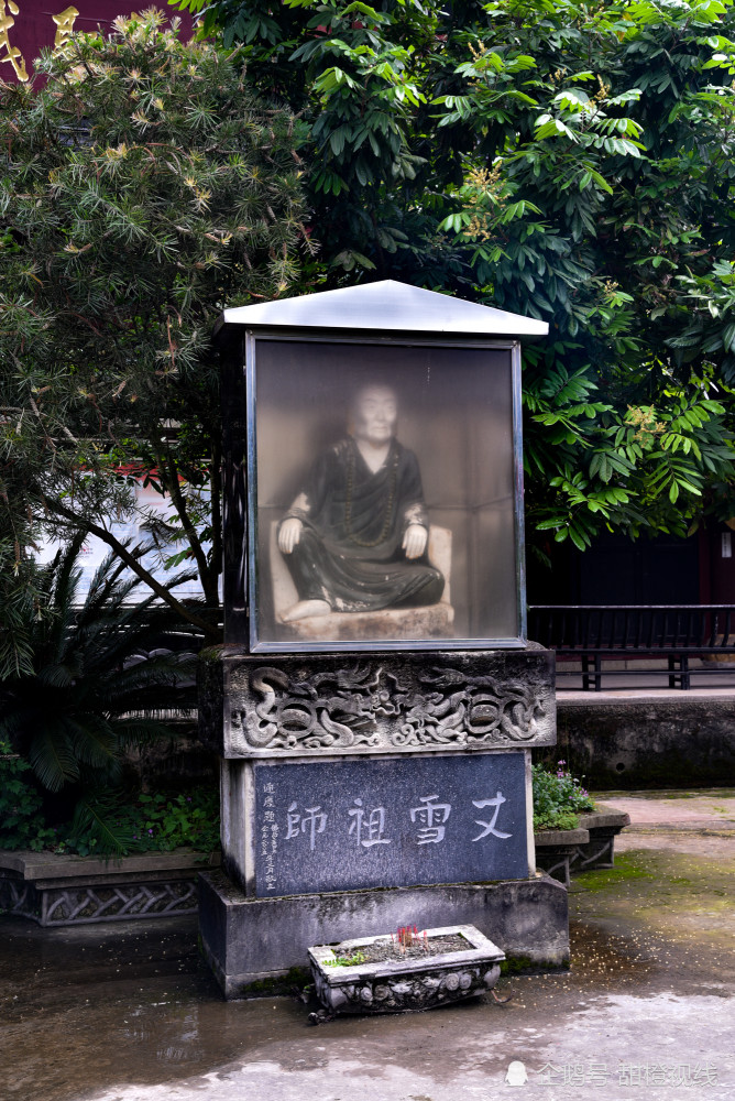 西边是祖师殿,塑有地藏王菩萨,济公和尚,丈雪祖师像.