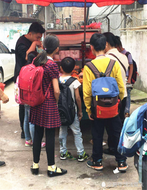 初中生放学为何不回家,反而在学校门口站着?无非是这3