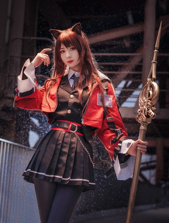 cos:明日方舟,手持武器的天火小姐姐很美