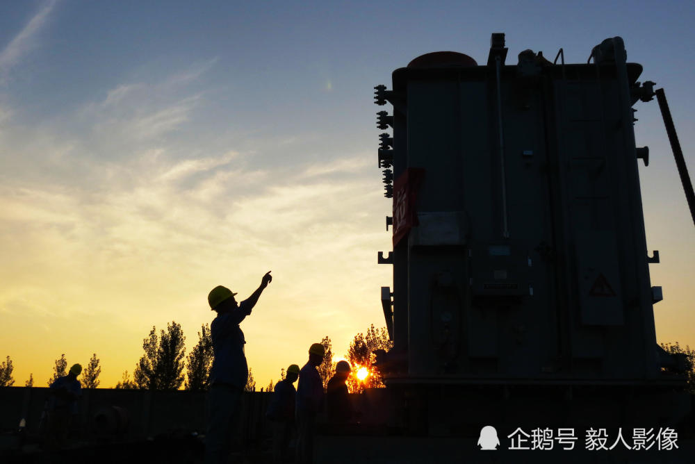 「剪影」牵引变电所变压器安装 雷德景/摄