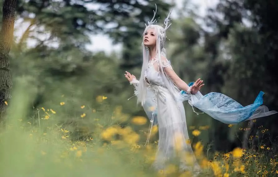 逆水寒cos:灵鹿瑶羽现身森林,一袭长裙仙气十足