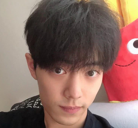 发际线对颜值的影响有多大?看到肖战掀开刘海后,这是一个人吗?