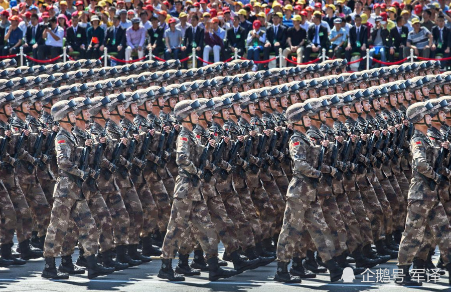 阅兵仪式上,为啥每次都是陆军拿着军旗?如今才明白其中深意!