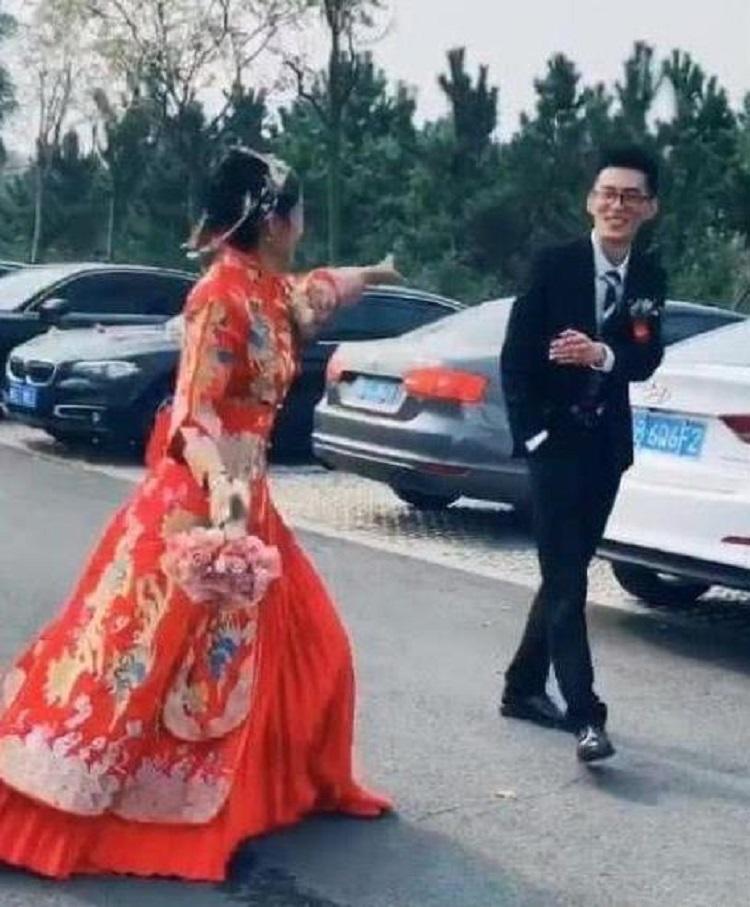 抖音"最霸气新娘"火了!新郎婚礼上遭为难,新娘霸气出手解围!
