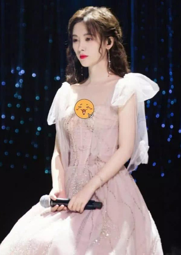 有种"胖"叫鞠婧祎穿裸粉吊带裙,当肩带滑落时,再也不