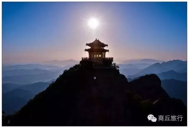 炫耀夜景位于王屋山景区道境广场西侧的王屋老街每一间房梁都是原来的