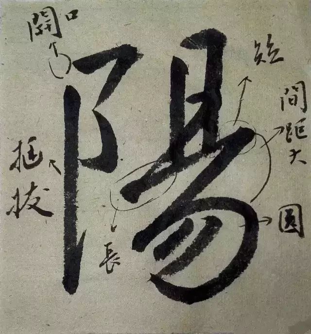 一人拿毛笔坐在古筝边猜成语_看图猜成语一人拿扇子(2)