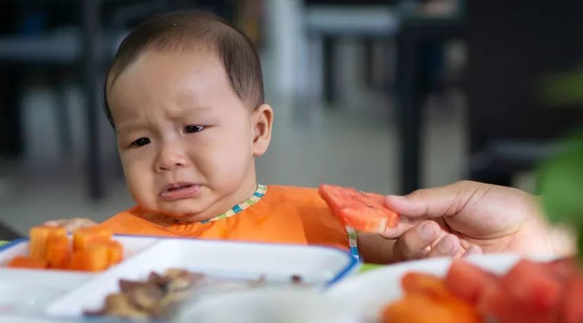 com 真相五 和边看电视边吃饭最常搭配的错误做法,就是:追着喂饭.
