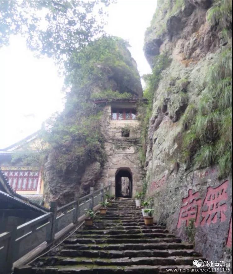 老僧岩,位于浙江省温州市乐清市大荆镇中庄村内,属于雁荡山灵峰景区