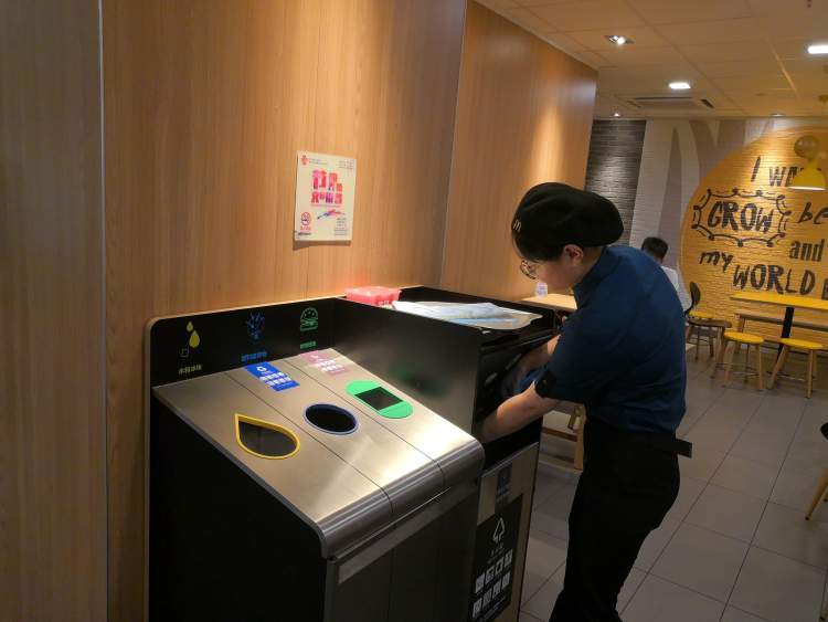 上海餐厅为垃圾分类设计"多合一"垃圾桶:冰块竹签有单独投入口