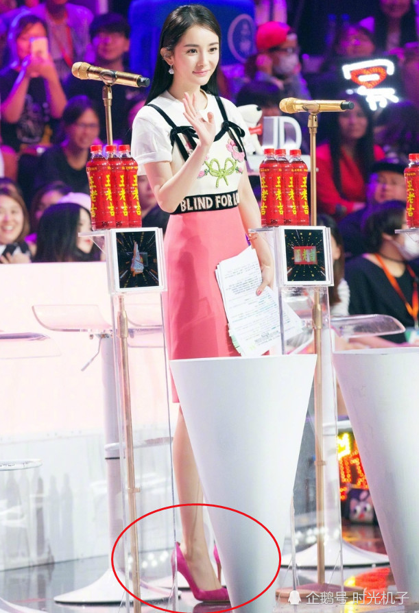 杨幂综艺节目造型充满少女感,高跟鞋更显好身材