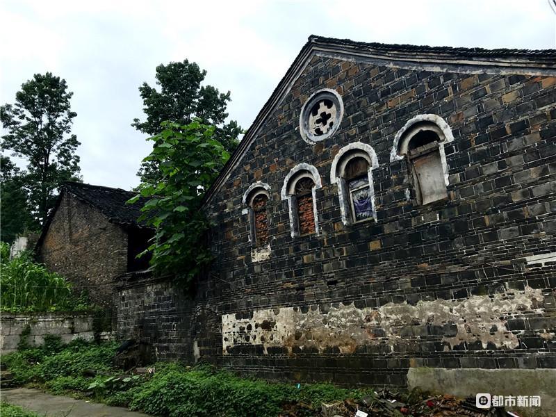 卫城古镇后山皇仓坡的明城墙,始建于明崇祯三年三月(公元1630年).