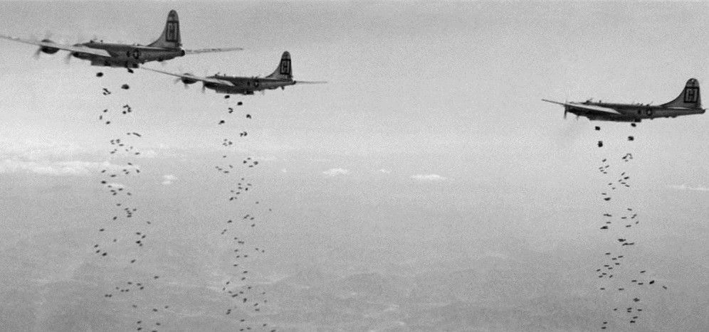 真实的东京大轰炸,三百架轰炸机倾泻两千吨燃烧弹,日本顶不住了