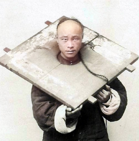 真实清朝戴枷锁的罪犯老照片:轻罪为枷首示众,重罪则