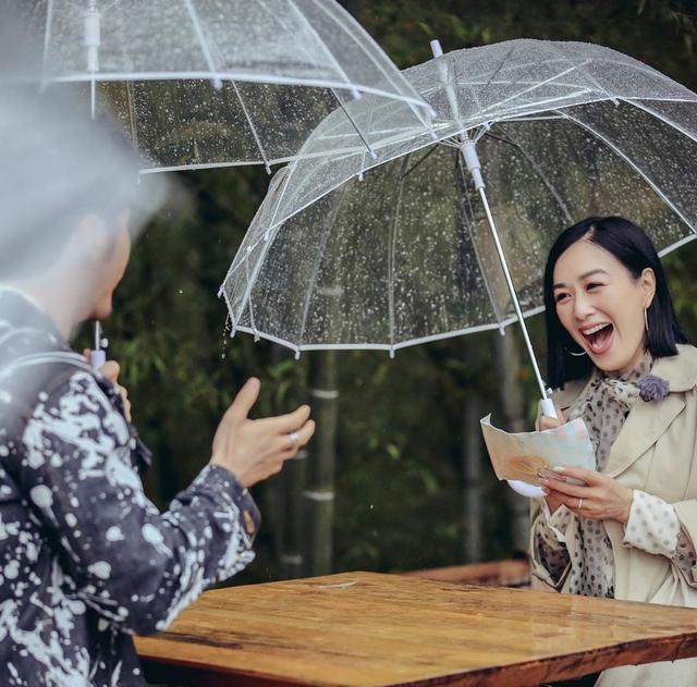 钟丽缇与张伦硕雨中撑伞,相视而笑,画面浪漫唯美