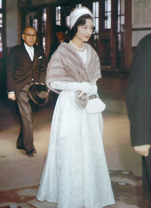 日本上皇后美智子,婚后被婆婆打压到抑郁,死后不与
