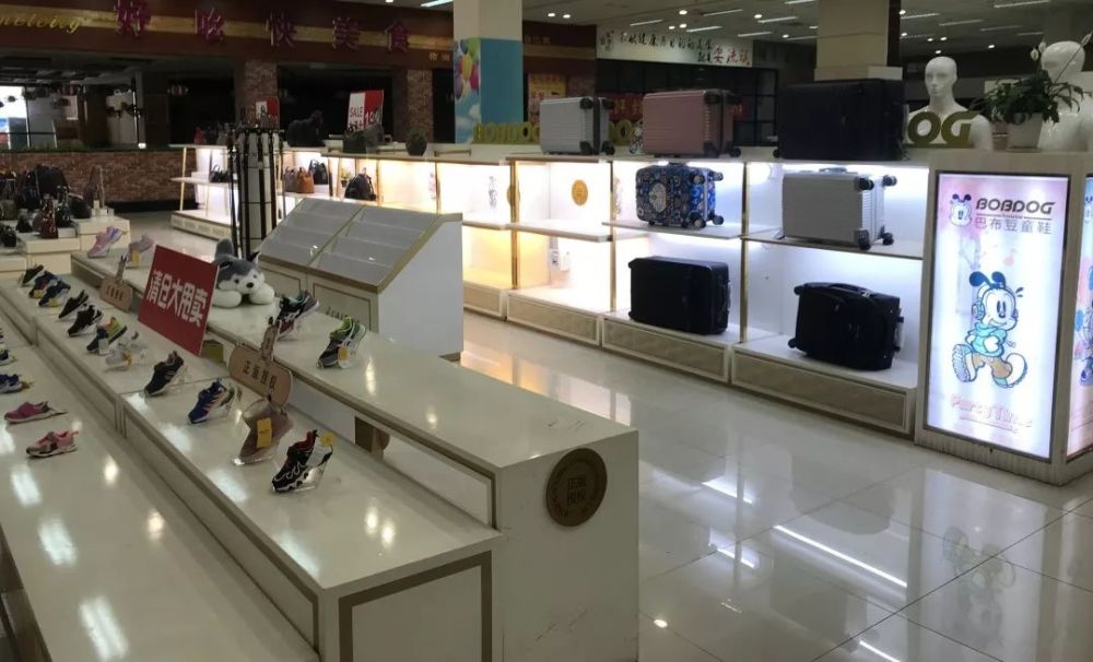 那么,如今 岁宝百货长沙店上演的"空城计"又是否与该则公告宣称的品牌
