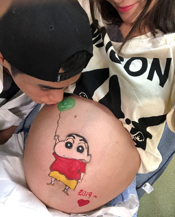 麦迪娜怀孕9个月肚子仍白净连妊娠纹都没有姜潮亲吻孕肚好有爱
