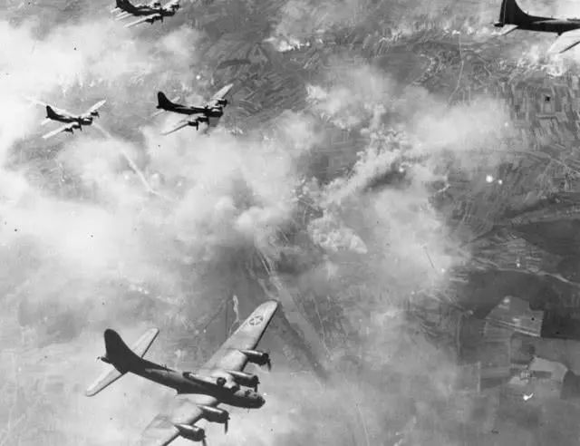 第305大队虽然有多架轰炸机中弹,但是却无一坠毁,而且他们扔下的炸弹