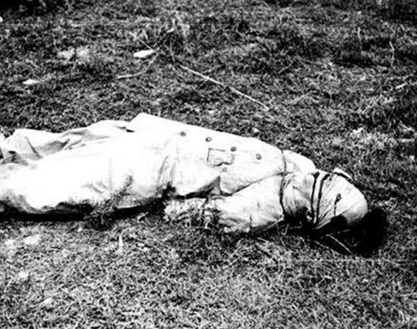 罕见老照片:枪决日军战犯全过程,假装镇定中了一枪还没死!