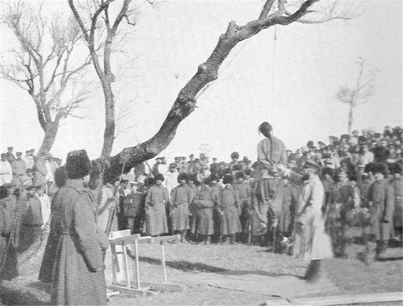 老照片:日俄战争中,摄影师拍下一组被抓中国人受绞刑