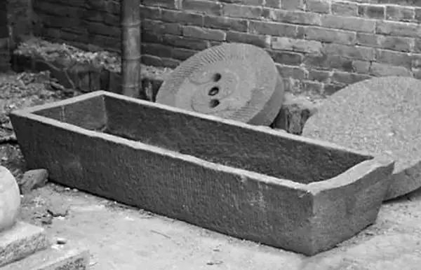 猪槽,青石凿成的猪槽,现在的猪槽都是用水泥做成的.