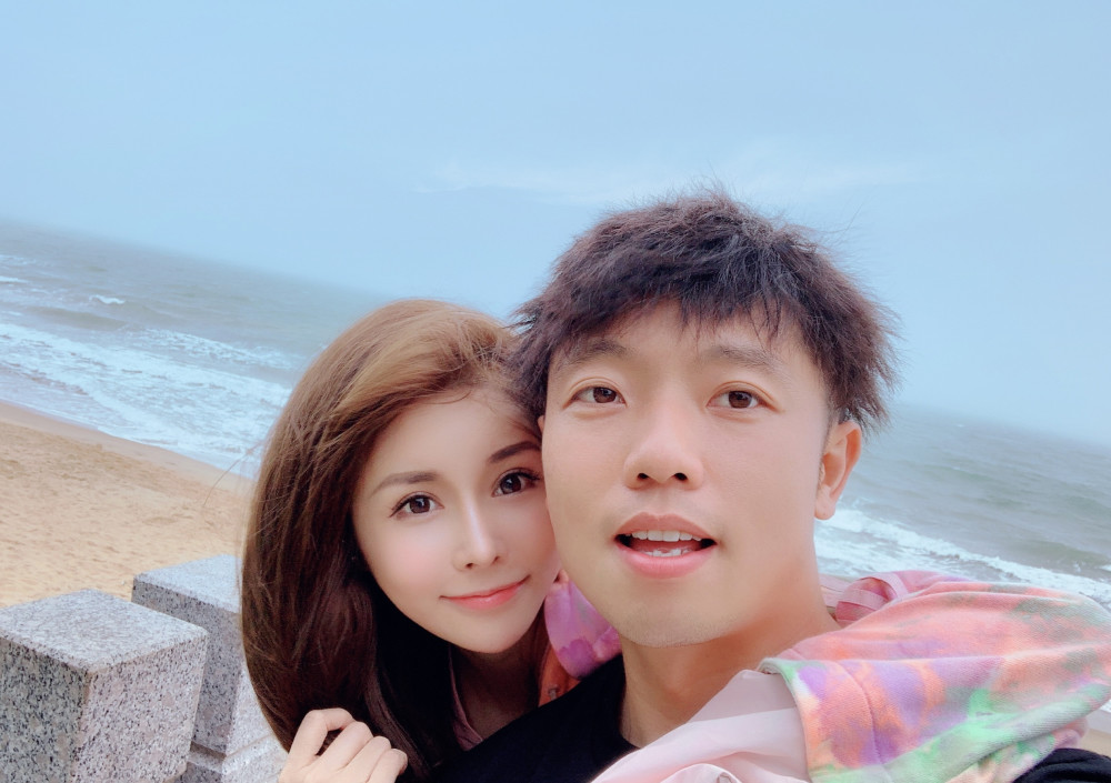 没有的事!张稀哲庆结婚2周年 身边帅哥