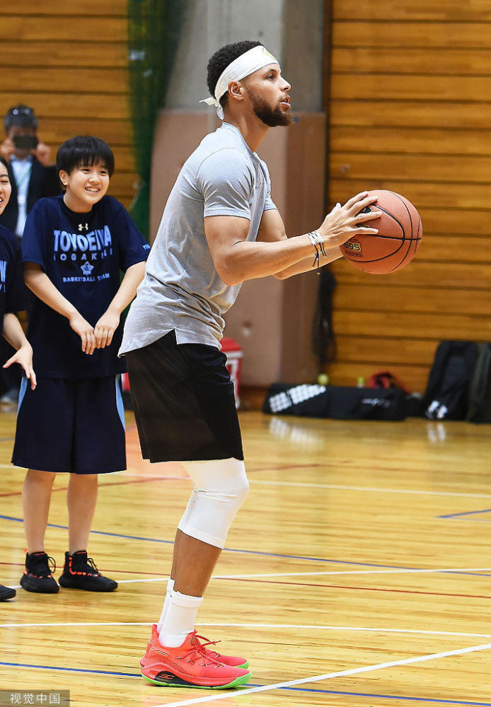库里在日本出席活动,和日本空手道大师交流,动感十足