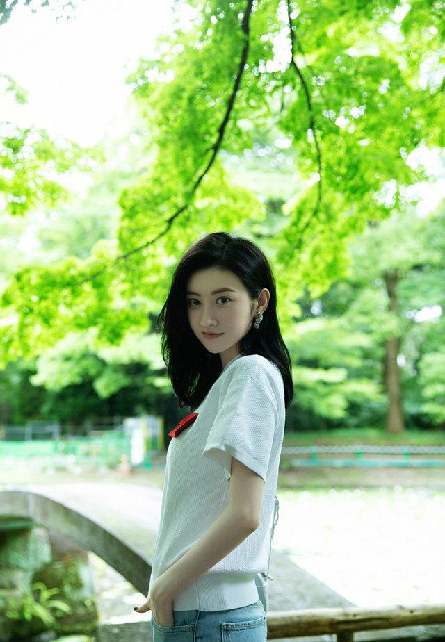 景甜晒度假照,穿白t配浅色牛仔裤,清醒亮眼似16岁女
