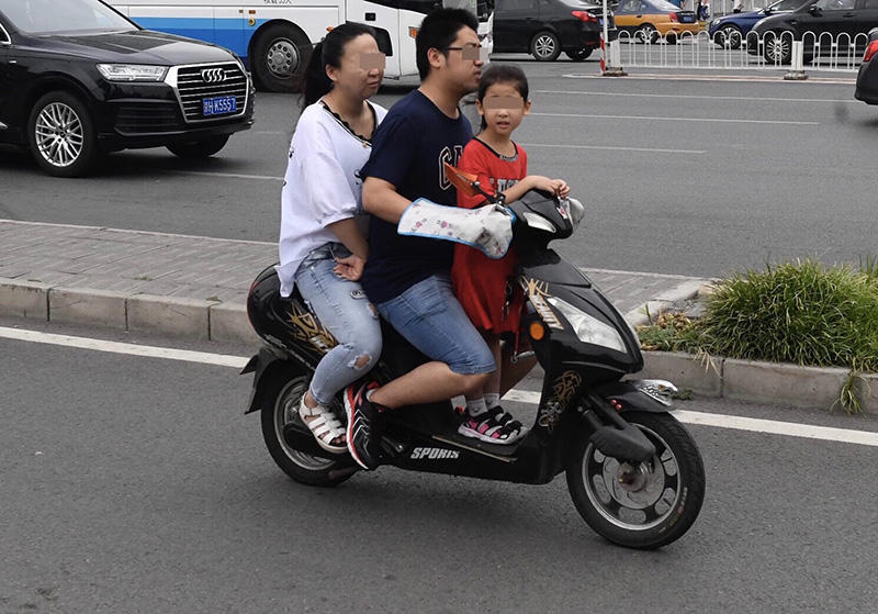 电动滑板车、电动平衡车违法上路安全隐患多