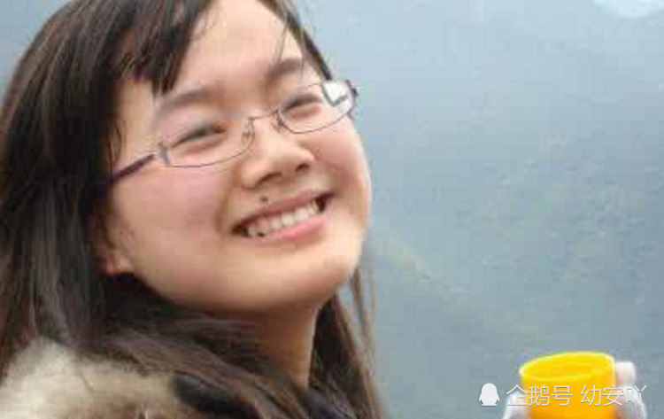 长期面无表情,脸上的肉肉自然堆积在一起了,爱笑的女生运气都不会太差