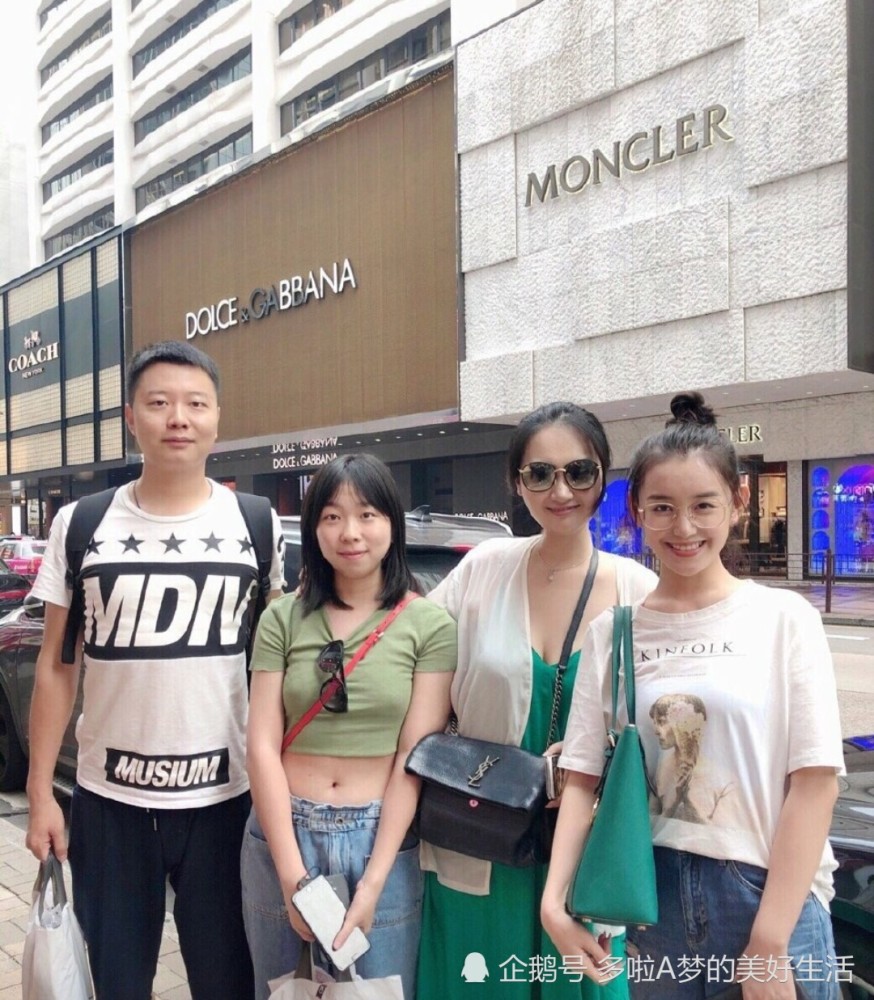 蒋依依和女粉丝合照,女粉丝高颜值引关注,网友:出道了解一下