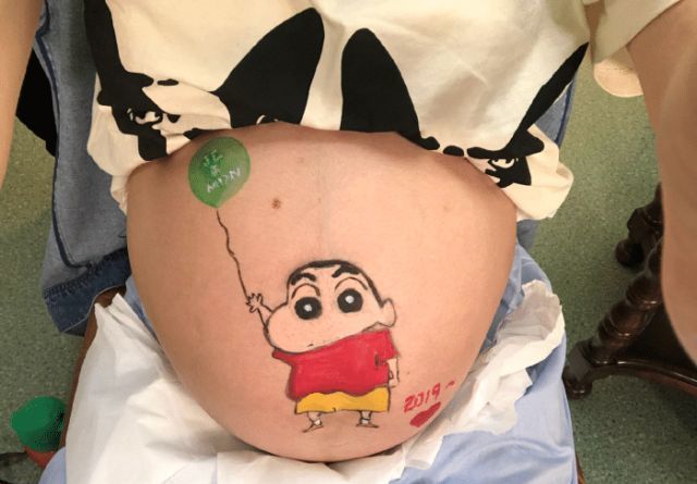 新生日记:麦迪娜晒孕肚照,竟没有妊娠纹,姜潮评论秒变